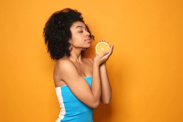 Portrét Mladé Afroamerické Ženy Pomerančem Barvu Pozadí — Stock fotografie