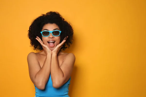 Portret Van Geschokt Afro Amerikaanse Vrouw Kleur Achtergrond — Stockfoto