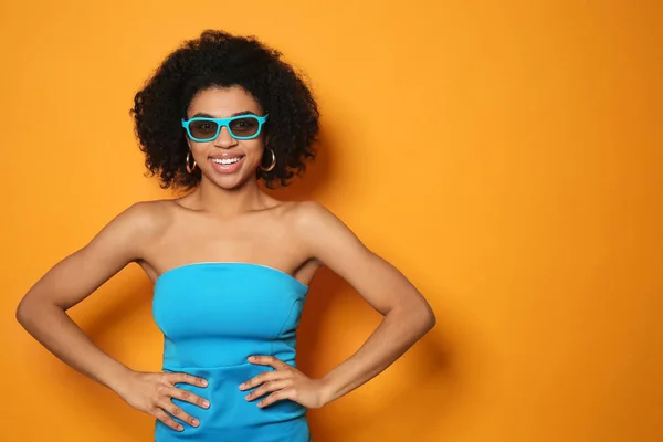 Retrato Una Joven Afroamericana Sobre Fondo Color — Foto de Stock