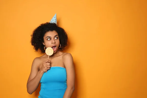 Portret Van Emotionele Afro Amerikaanse Vrouw Feest Hoed Met Lollipop — Stockfoto