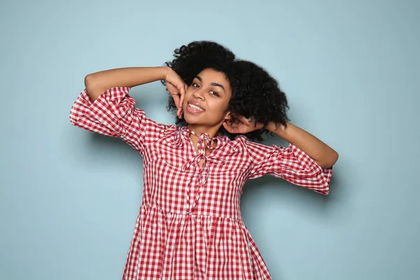 Portrait Jeune Femme Afro Américaine Sur Fond Couleur — Photo