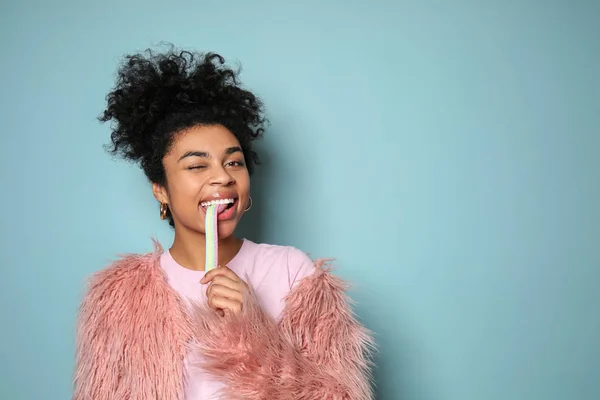 Portrait Jeune Femme Afro Américaine Avec Des Bonbons Dans Bouche — Photo