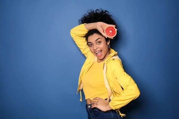 Retrato Una Joven Afroamericana Con Pomelo Sobre Fondo Color — Foto de Stock