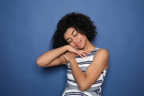 Portrait Sleepy African American Woman Color Background — Stock Photo, Image