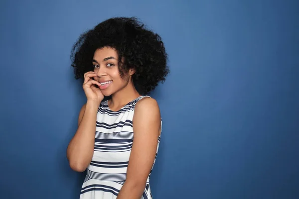 Retrato Una Joven Afroamericana Sobre Fondo Color — Foto de Stock