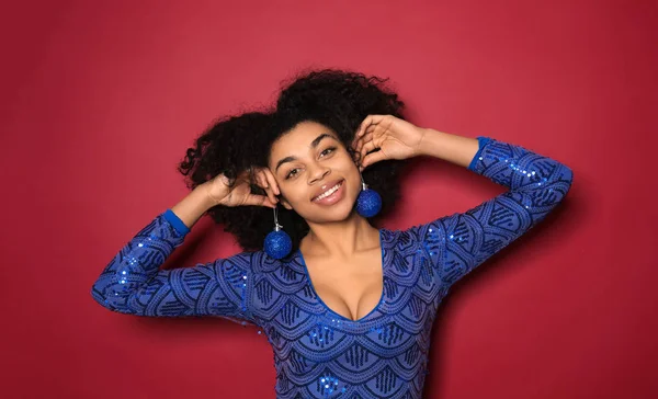 Portrét Mladé Afroamerické Ženy Barvu Pozadí — Stock fotografie