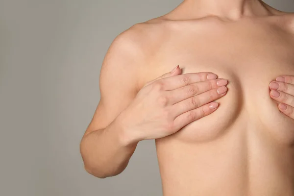 Naken Kvinna Grå Bakgrund Begreppet Bröstförstoring — Stockfoto