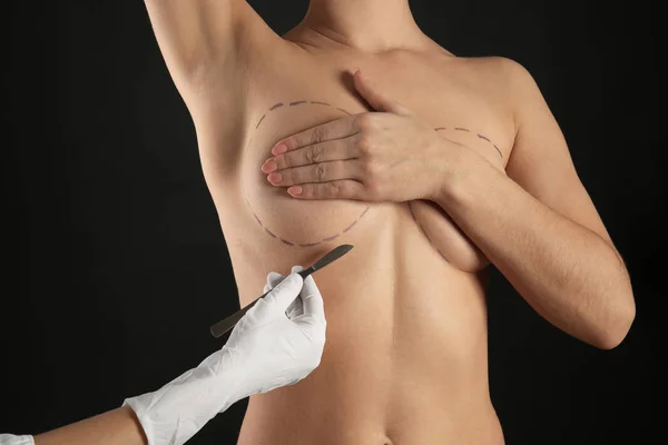 Mujer Desnuda Mano Doctor Con Lanceta Sobre Fondo Oscuro Concepto — Foto de Stock