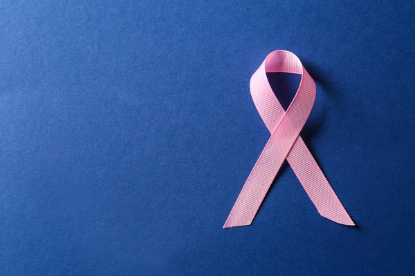 Cinta Rosa Sobre Fondo Color Concepto Conciencia Sobre Cáncer Mama — Foto de Stock