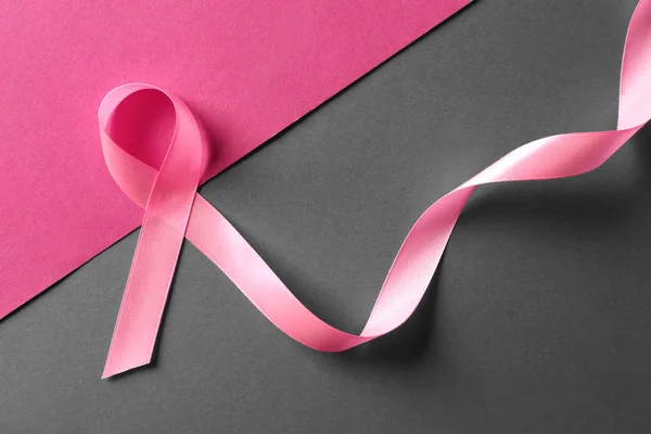 彩色背景上的粉红缎带 乳腺癌意识概念 — 图库照片