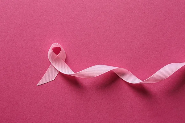 色の背景にピンクのリボン 乳がんの認知概念 — ストック写真