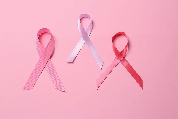 彩色背景上的粉红缎带 乳腺癌意识概念 — 图库照片