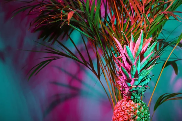 Ananas Fresco Palma Tropicale Sfondo Colore — Foto Stock