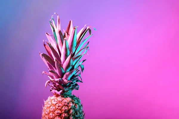 Ananas Frais Sur Fond Couleur — Photo