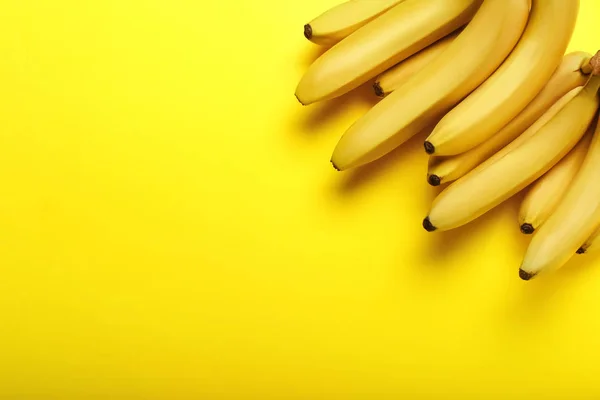 Plátanos Dulces Maduros Sobre Fondo Color — Foto de Stock