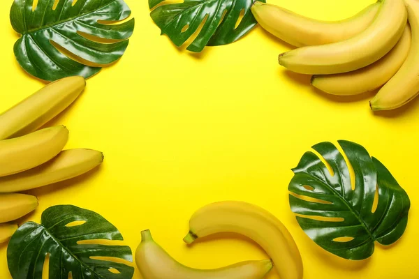 Marco Hecho Plátanos Dulces Maduros Hojas Tropicales Sobre Fondo Color — Foto de Stock