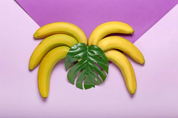 Bananes Douces Mûres Feuilles Tropicales Sur Fond Couleur — Photo