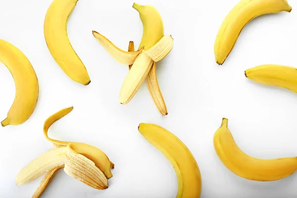 Plátanos Dulces Maduros Sobre Fondo Blanco — Foto de Stock