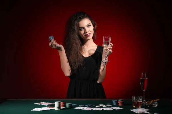 Güzel Kadın Oyuncu Casino Masada — Stok fotoğraf