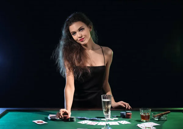 Όμορφη Γυναίκα Παίκτη Στο Τραπέζι Στο Καζίνο — Φωτογραφία Αρχείου