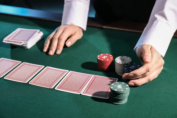 女性銀行カードやカジノ クローズ アップでテーブルにチップを置く — ストック写真