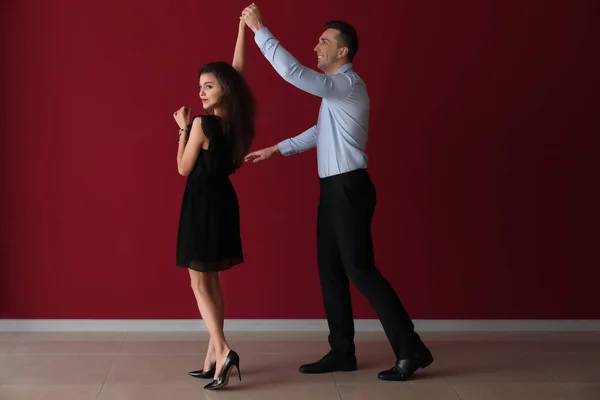 Pareja Joven Bailando Cerca Pared Color — Foto de Stock