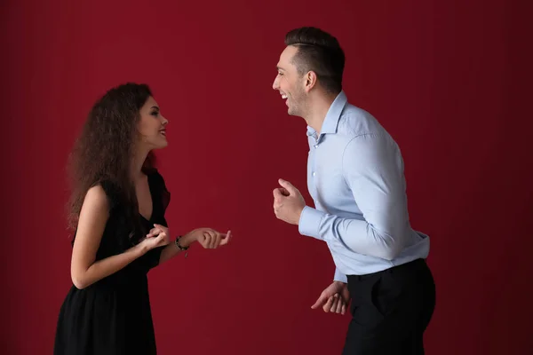 Casal Jovem Dançando Contra Fundo Cor — Fotografia de Stock