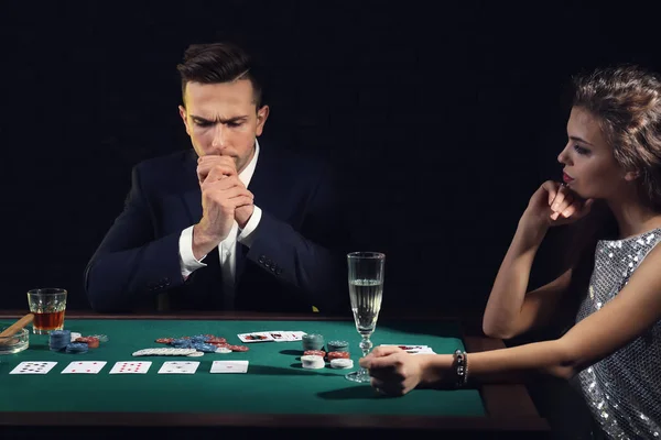 Persone Che Giocano Carte Nel Casinò — Foto Stock