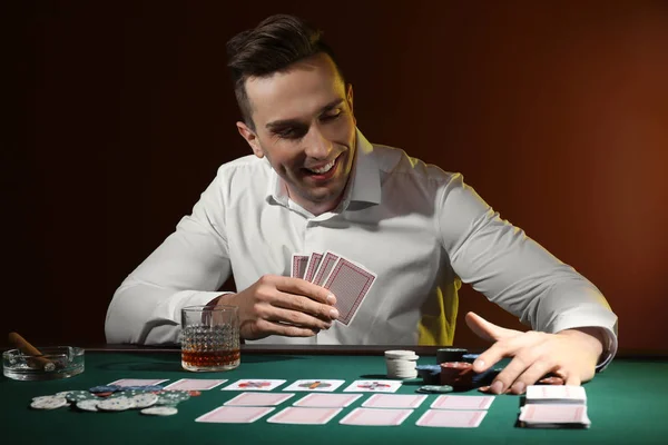 カジノのテーブルのハンサムな男性プレーヤー — ストック写真