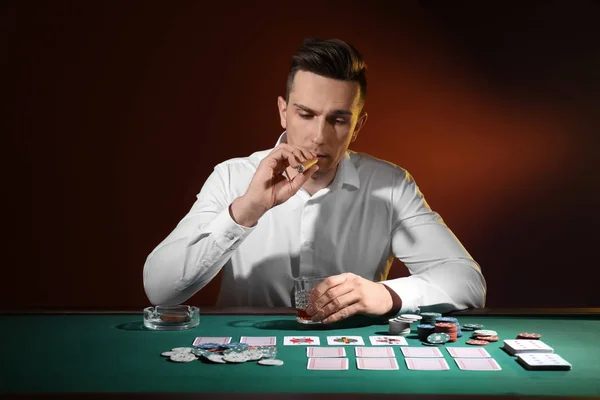 Beau Joueur Masculin Table Dans Casino — Photo