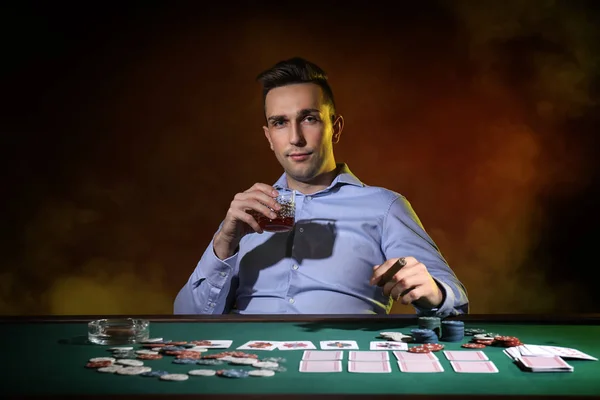 Schöner Männlicher Spieler Tisch Casino — Stockfoto