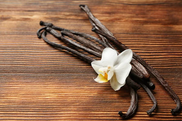 Palos Vainilla Aromáticos Sobre Fondo Madera —  Fotos de Stock