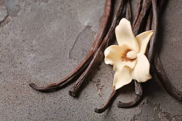 Gri Arka Plan Üzerinde Aromatik Vanilya Çubukları — Stok fotoğraf