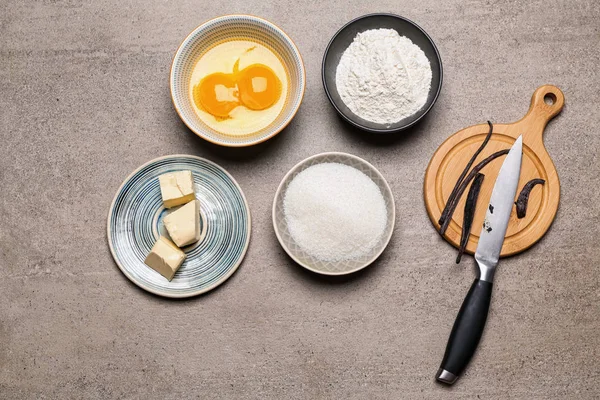 Aromatische Vanillestäbchen Und Zutaten Für Gebäck Auf Dem Tisch — Stockfoto