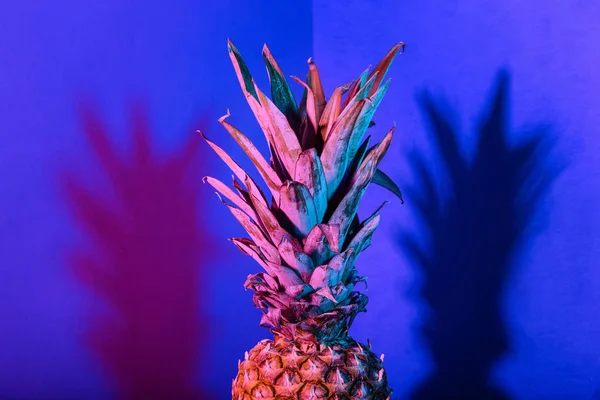 Ananas Maturo Sfondo Colore — Foto Stock