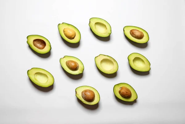 Viel Frische Avocados Auf Weißem Hintergrund — Stockfoto