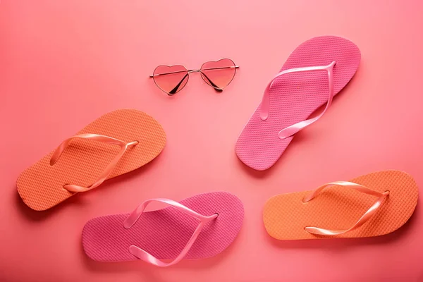 Flip Flops Mit Sonnenbrille Auf Korallenhintergrund — Stockfoto