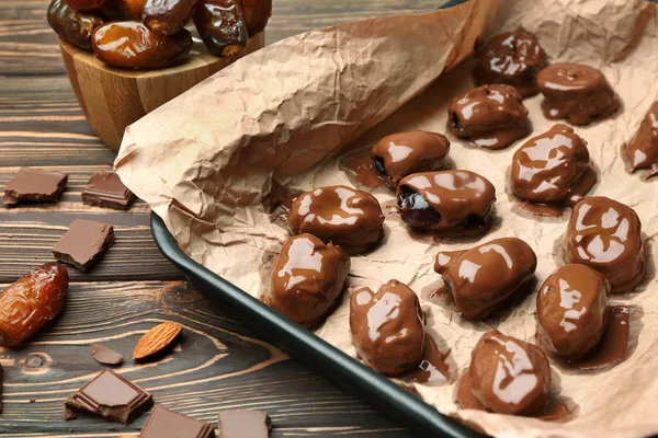 Süße Getrocknete Datteln Mit Schokolade Auf Backblech — Stockfoto