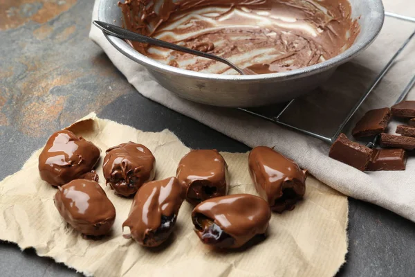 Sweet Sušených Datlí Pokryté Čokoládou Šedém Pozadí — Stock fotografie