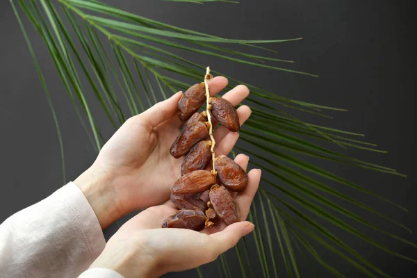 Female Hands Sweet Dried Dates Dark Background — Stock Photo, Image