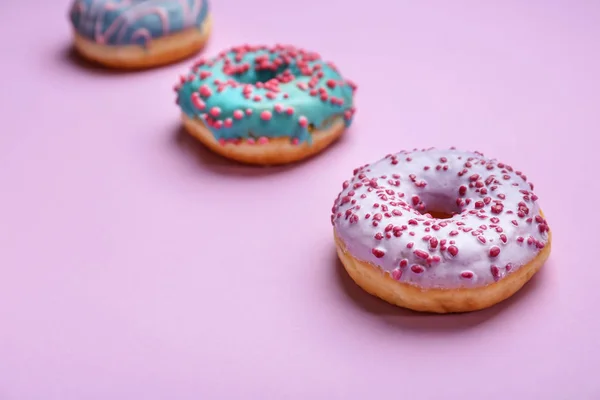 Süße Leckere Donuts Auf Farbigem Hintergrund — Stockfoto