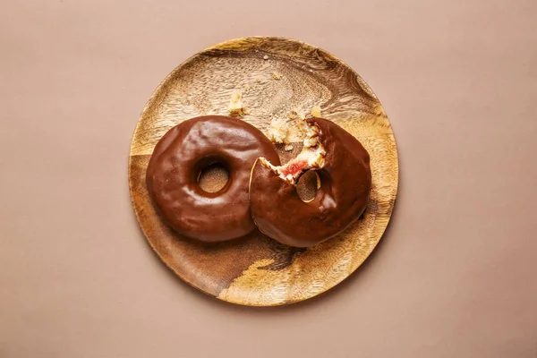 Teller Mit Süßen Leckeren Donuts Auf Farbigem Hintergrund — Stockfoto