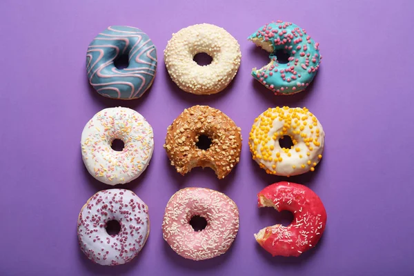 Süße Leckere Donuts Auf Farbigem Hintergrund — Stockfoto