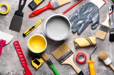 Parçalar ve aletler gri arka plan üzerinde profesyonel ressam