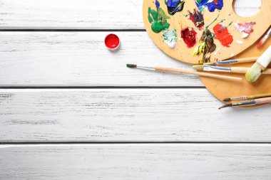 Ressamın araçları ve malzemeleri ahşap arka plan üzerinde