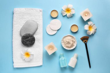 Renk arka plan üzerinde yüz maskesi için malzemeler ile kompozisyon