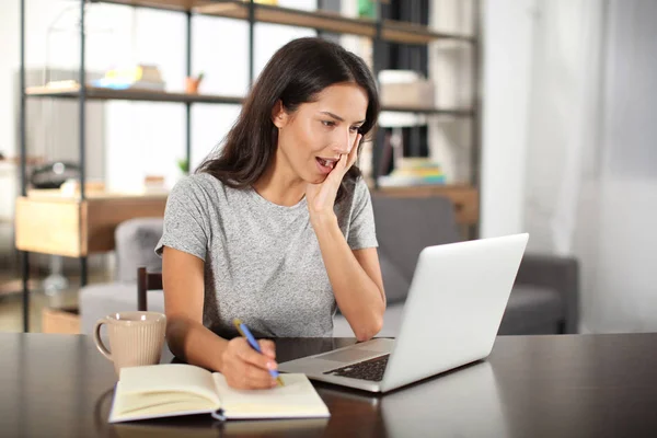 Eccitato Giovane Donna Con Computer Portatile Casa — Foto Stock