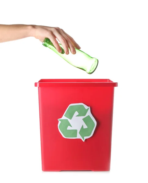 女性の手が白い背景の上のゴミ箱にゴミを投げてします リサイクルの概念 — ストック写真