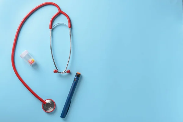 Stetoskop Ilaç Insülin Şırınga Renk Arka Plan Üzerinde Sağlık Kavramı — Stok fotoğraf