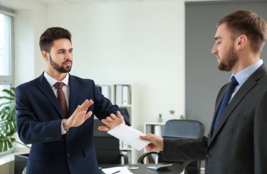 Ofiste rüşvet almaya reddederek iş adamı. Yolsuzluk kavramı